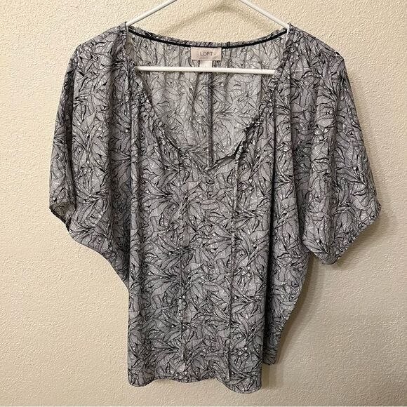 Loft Leaf Pattern Short Sleeve Tie Top Size Small - Picture 1 of 5
